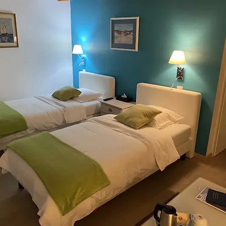 De 3*